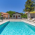 Magnolia Vila *